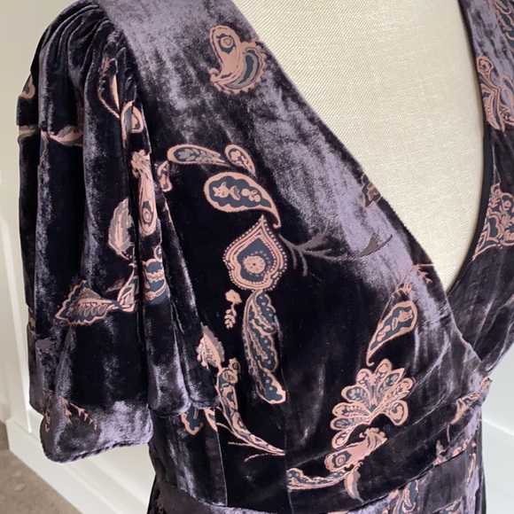 Eliza J - Capelet Velvet Dress - Picture 5 of 9